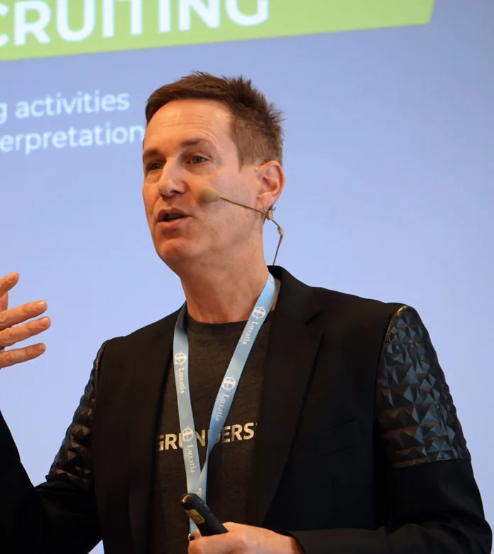 Lars Janzik speaking on stage